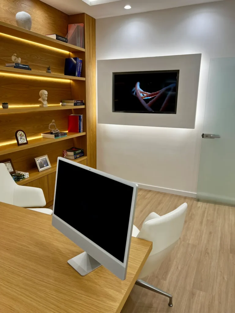 Γραφείο της Τερέζας Γεωργιάδη με iMac και οθόνη προβολής ιατρικών εικόνων